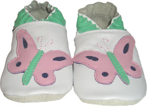 This white leather crib shoe with butterfly goes well with a variety of outfits.